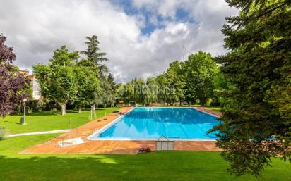 Piscina de Pis de lloguer en Majadahonda amb Aire condicionat, Calefacció i Terrassa