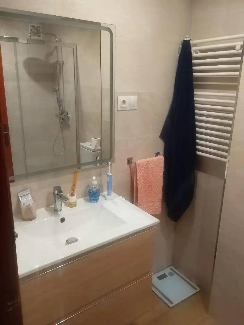 Badezimmer von Wohnung zur Miete in Oviedo  mit Heizung, Parkett und Abstellraum