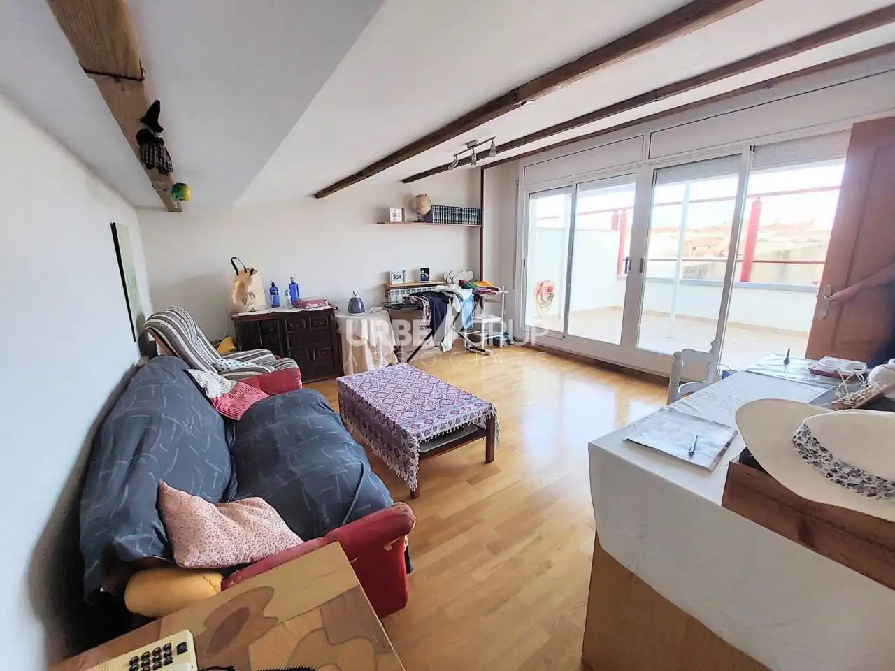 Sala d'estar de Casa o xalet en venda en Terrassa amb Calefacció i Alarma