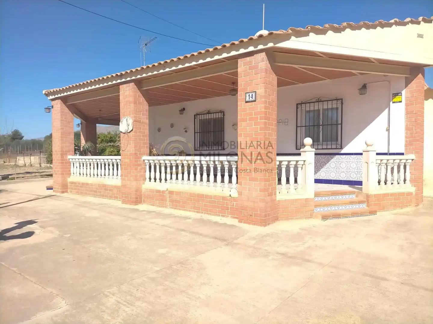 Vista exterior de Casa o xalet en venda en Benidorm amb Jardí privat, Terrassa i Traster