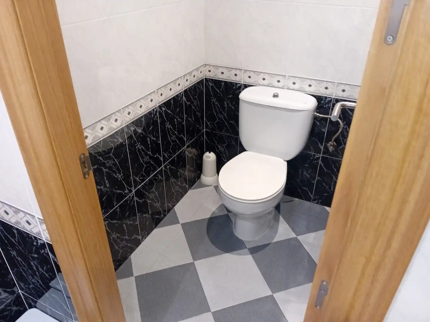 Baño de Local en venta en Salt con Calefacción, Terraza y Amueblado