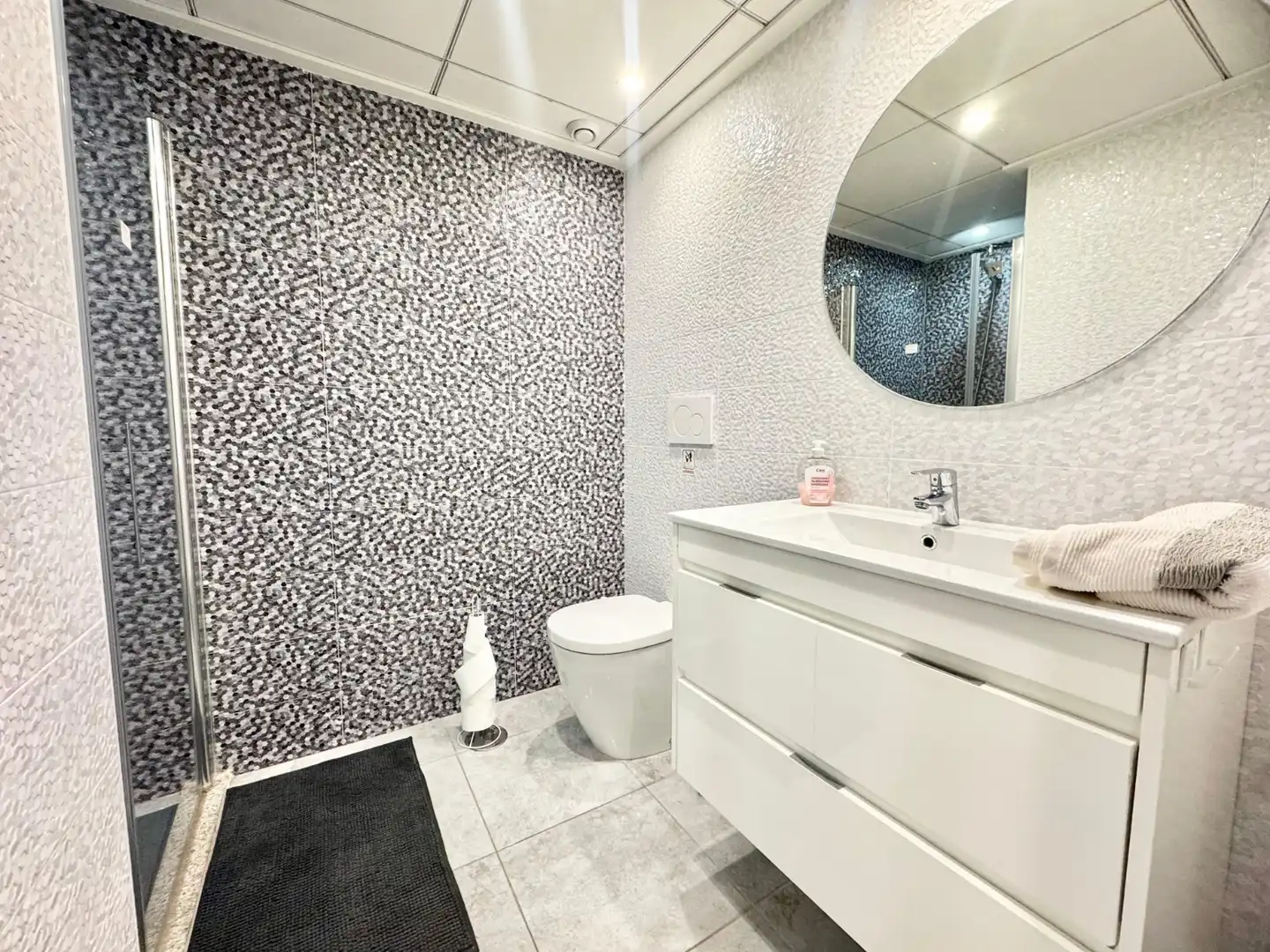 Bany de Casa o xalet de lloguer en Torrevieja amb Aire condicionat, Piscina i Moblat