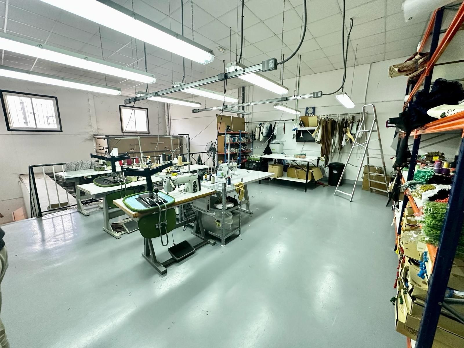 Industrial buildings to rent in Alcolea