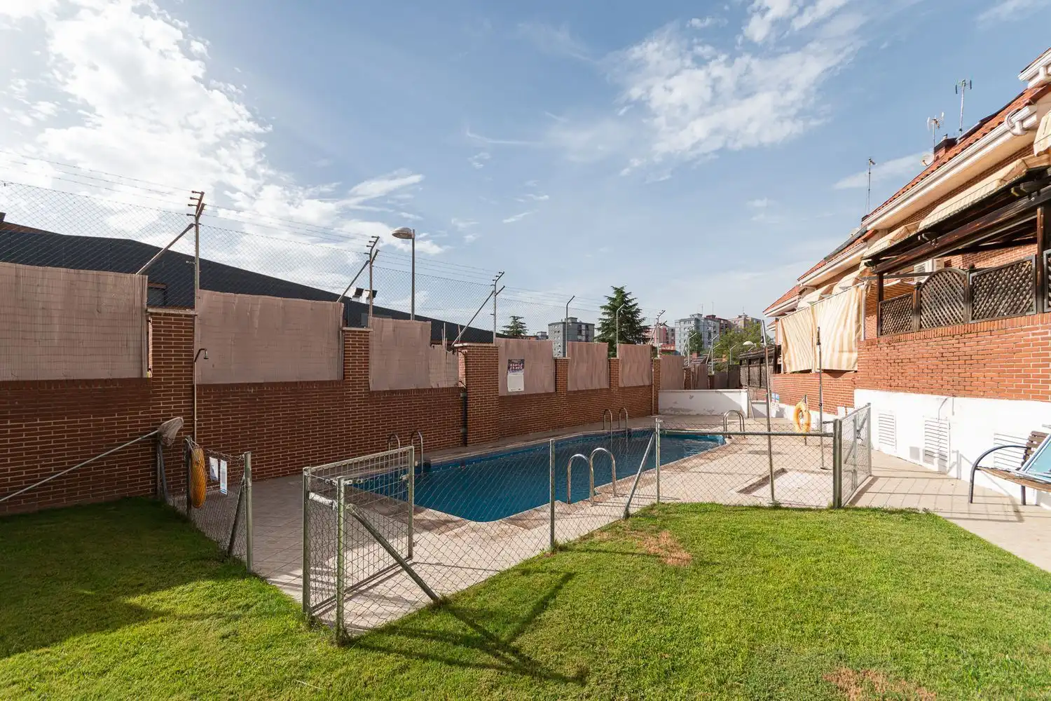 Swimming pool of Houses for sale in Fuenlabrada  with Air Conditioner, Heating and Storage room