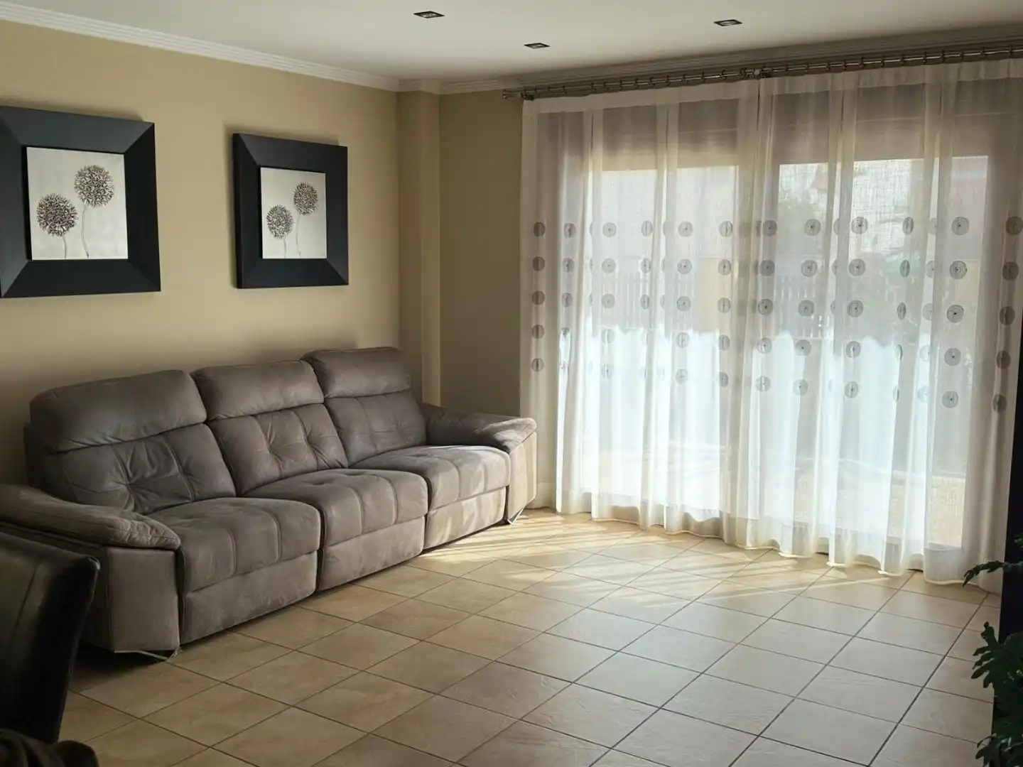 Sala d'estar de Casa o xalet en venda en Oliva amb Aire condicionat, Terrassa i Piscina