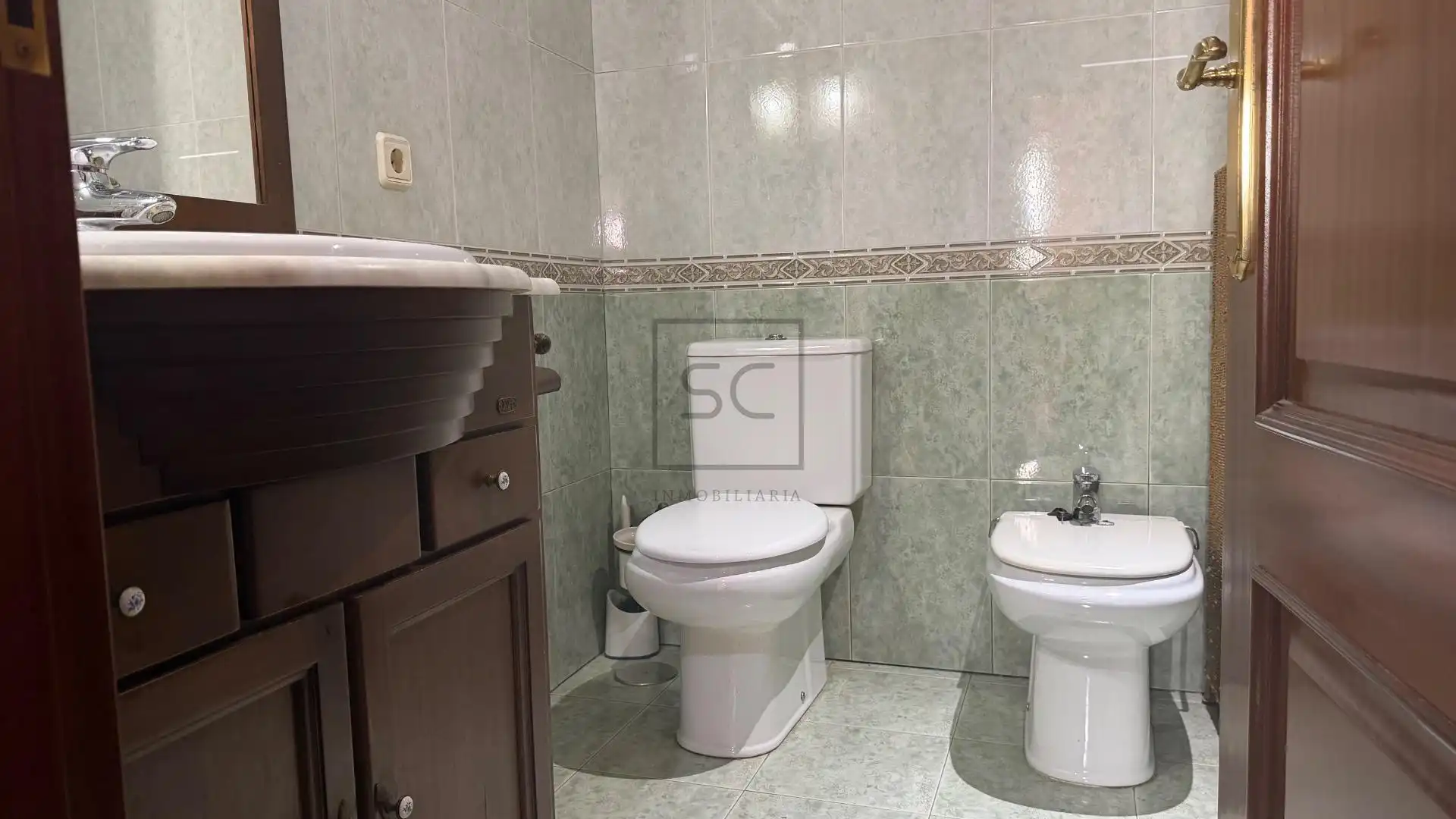 Badezimmer von Dachboden zum Verkauf in Narón mit Heizung, Parkett und Abstellraum