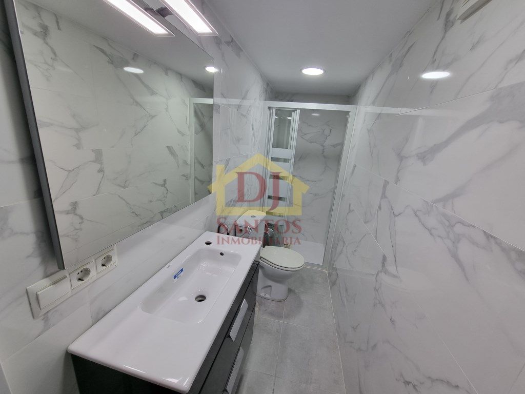 Bathroom of Apartment for sale in Salamanca Capital  with Heating and Furnished