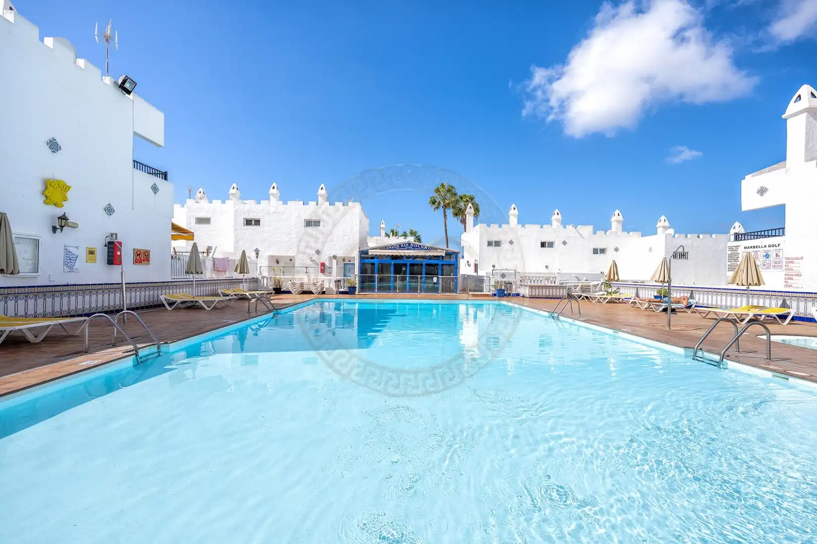 Schwimmbecken von Einfamilien-Reihenhaus zum Verkauf in San Bartolomé de Tirajana mit Klimaanlage, Privatgarten und Terrasse