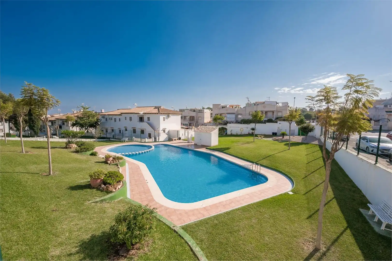 Schwimmbecken von Einfamilien-Reihenhaus zum Verkauf in Torrevieja mit Klimaanlage, Privatgarten und Terrasse