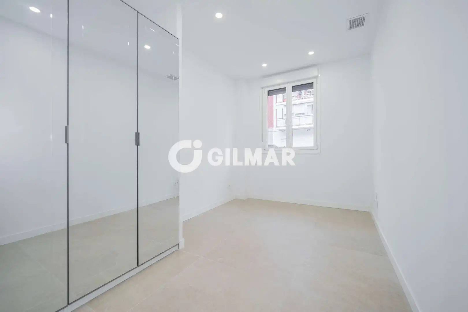 Habitación de Piso en venta en Madrid con Calefacción