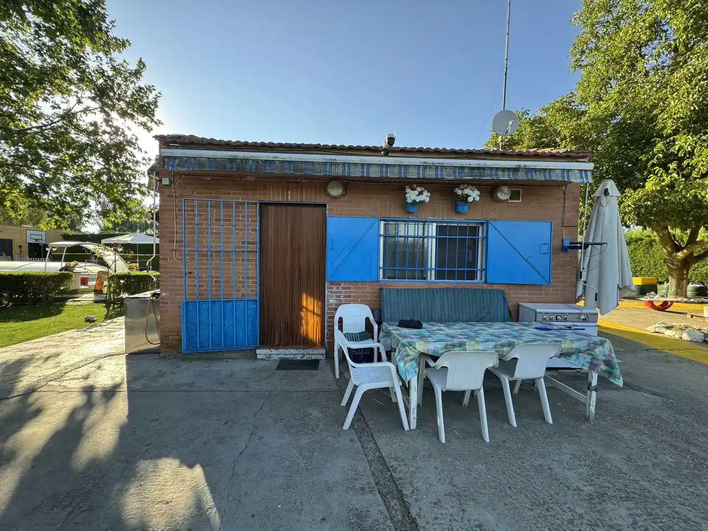 Vista exterior de Finca rústica en venda en Grijota amb Jardí privat, Traster i Piscina