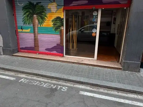 Vista exterior de Local en venda en Barcelona amb Moblat i Alarma