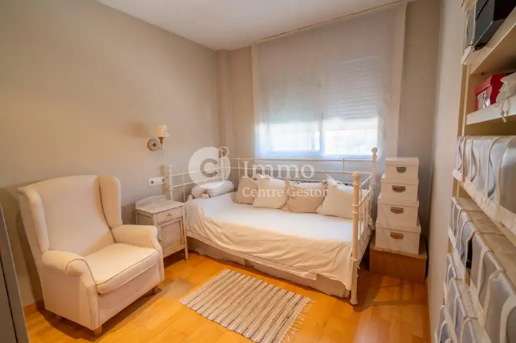Schlafzimmer von Einfamilien-Reihenhaus zum Verkauf in Lleida mit Klimaanlage, Heizung und Privatgarten