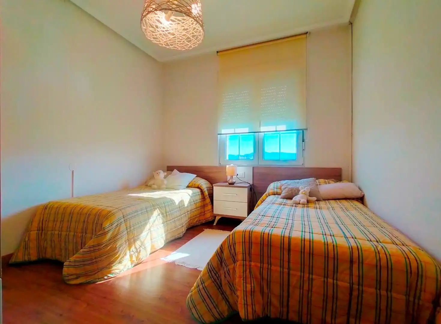 Schlafzimmer von Dachboden zum Verkauf in Pravia mit Heizung, Terrasse und Möbliert