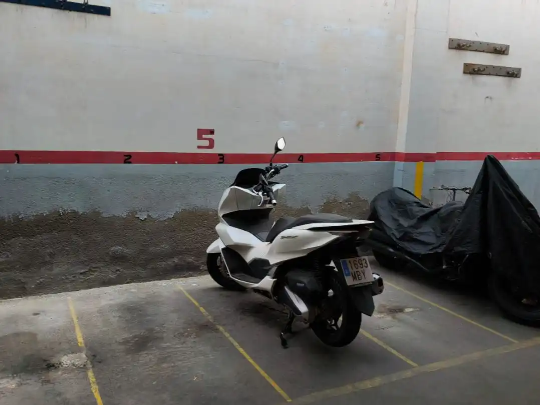 Moto en alquiler en Carretera de la Marina 97