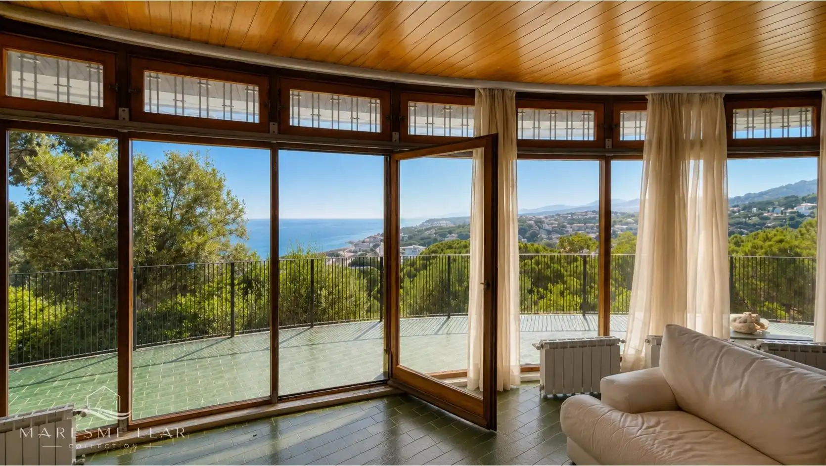 Sala d'estar de Casa o xalet en venda en Sant Pol de Mar amb Jardí privat i Piscina