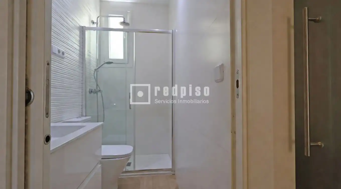 Baño de Piso de alquiler en Madrid con Aire acondicionado y Calefacción