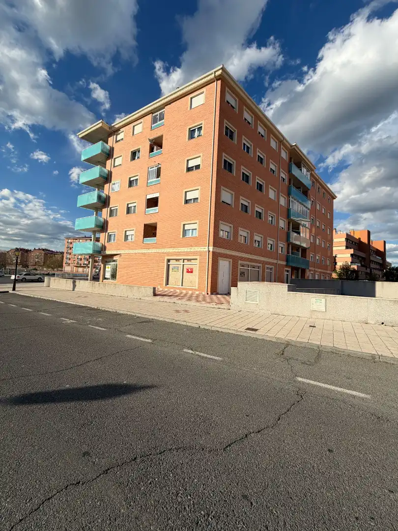 Vista exterior de Local en venta en Ávila