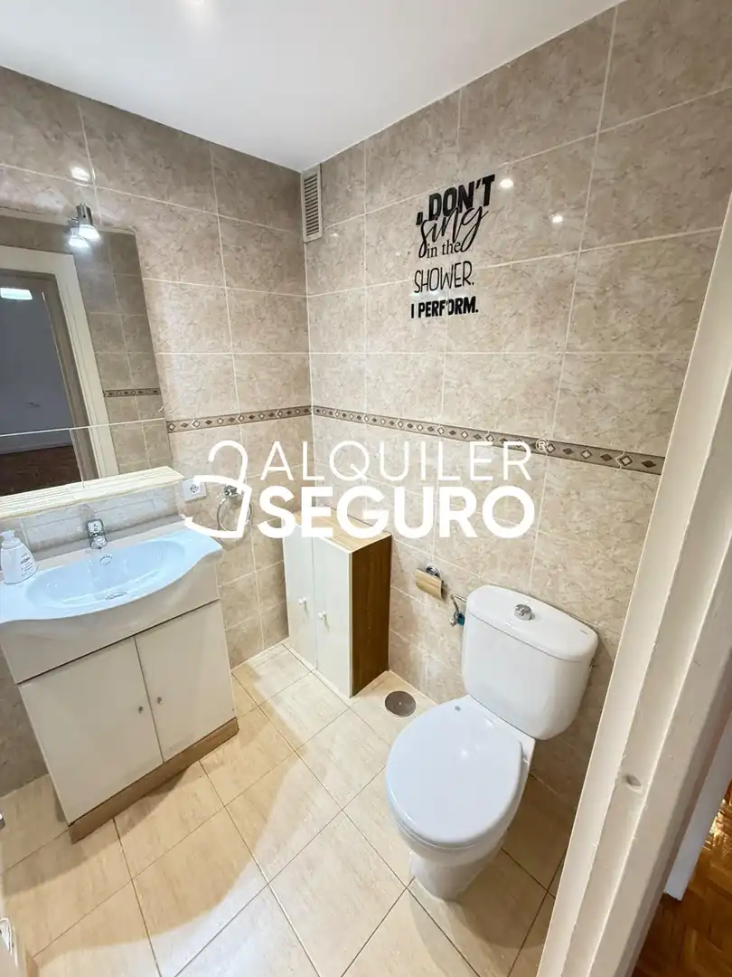 Bathroom of Flat for rent in Madrid  with Air Conditioner and Terrace