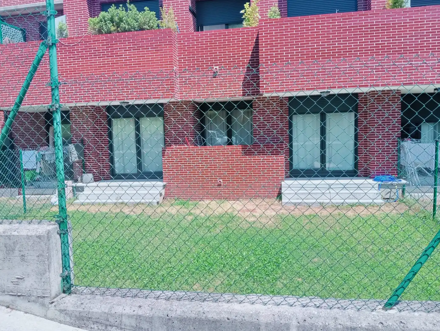 Vista exterior de Piso de alquiler en Miengo con Calefacción, Jardín privado y Parquet
