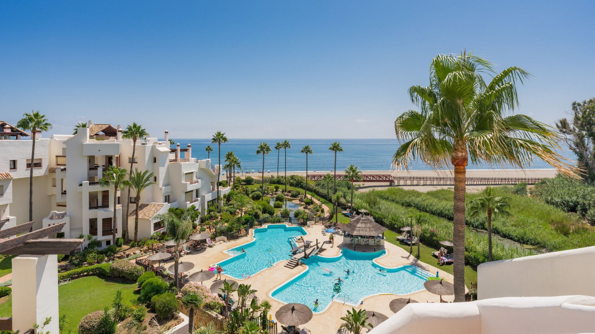 Vista exterior de Àtic en venda en Estepona amb Aire condicionat, Terrassa i Piscina