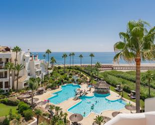 Vista exterior de Àtic en venda en Estepona amb Aire condicionat, Terrassa i Piscina