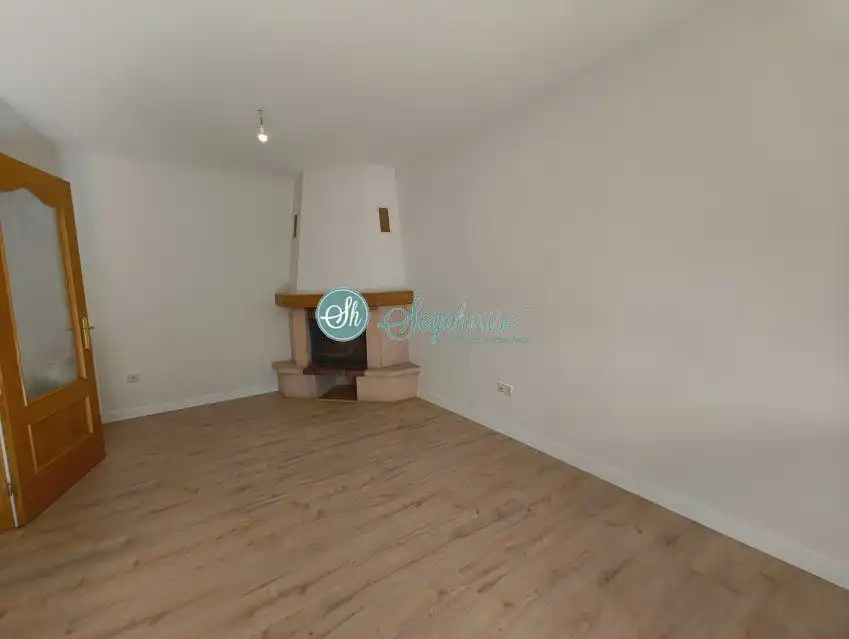 Sala d'estar de Pis en venda en La Lastrilla  amb Calefacció i Traster