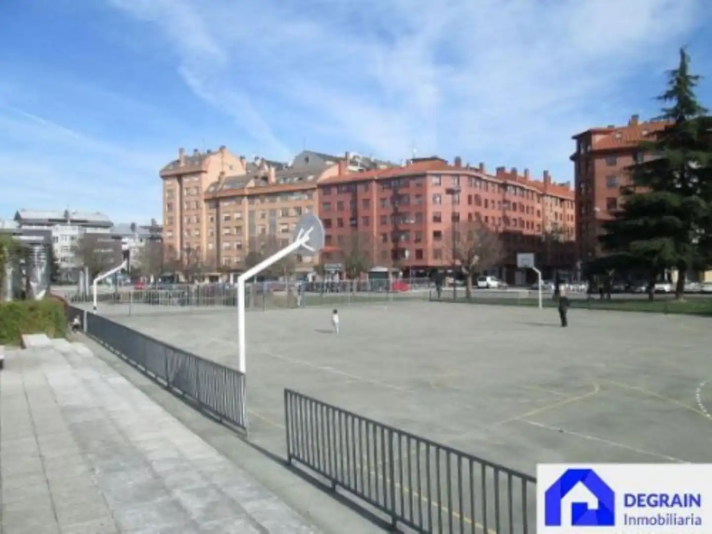 Vista exterior de Local de lloguer en Oviedo 