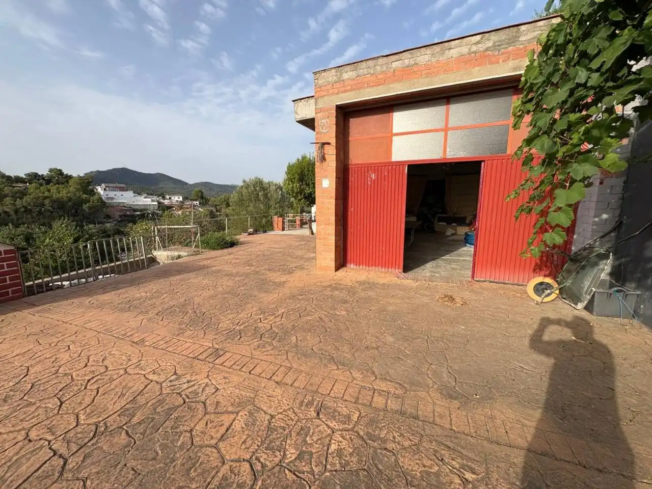 Vista exterior de Casa o xalet en venda en Olesa de Montserrat amb Aire condicionat, Jardí privat i Terrassa