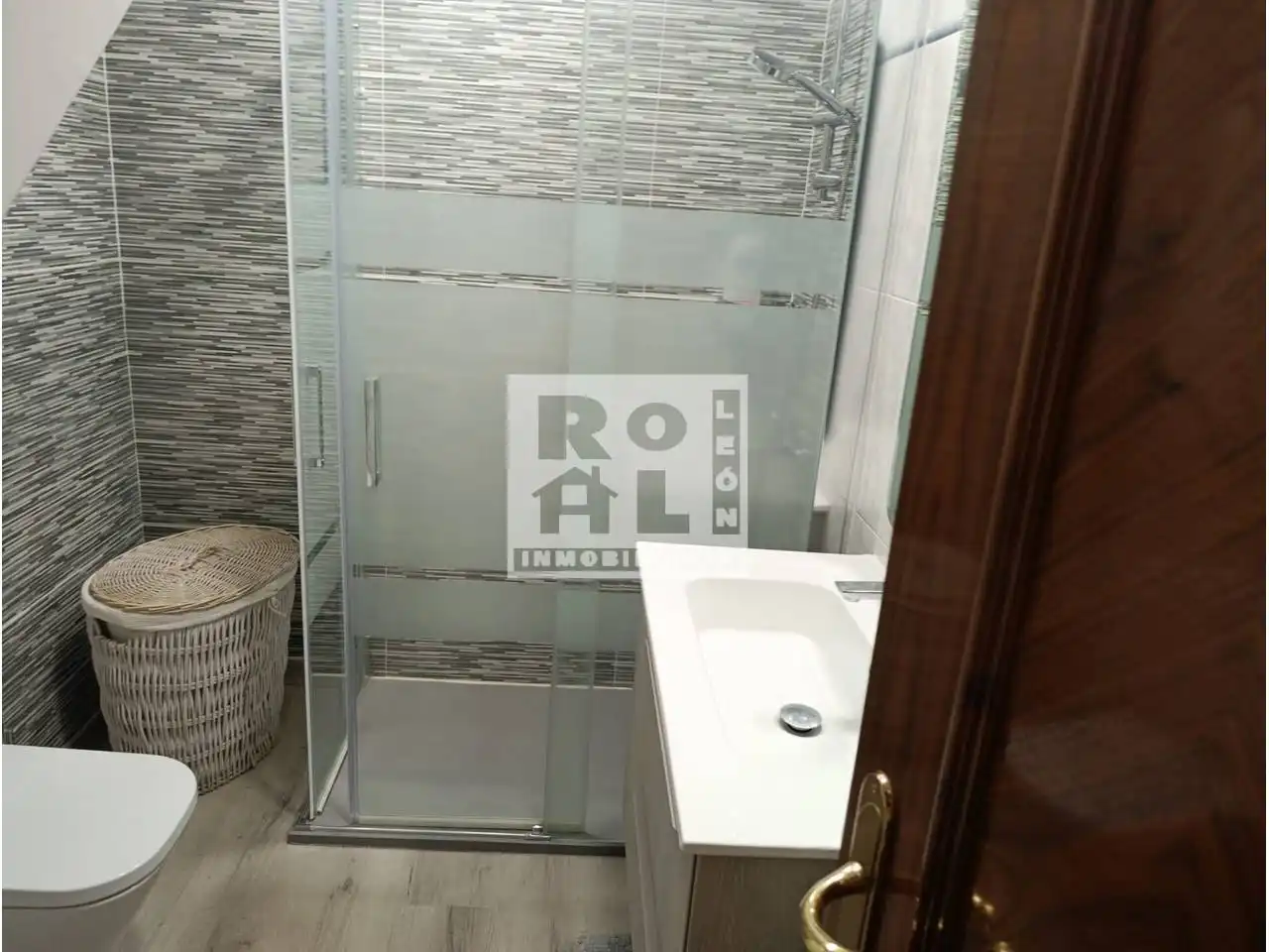 Bathroom of Duplexes for sale in León Capital   with Heating, Parquet flooring and Terrace