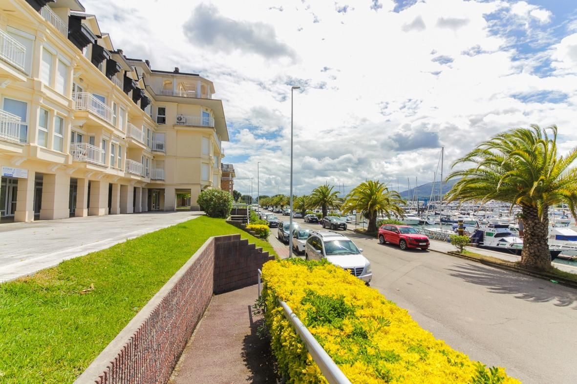 Vista exterior de Àtic de lloguer en Camargo amb Calefacció, Terrassa i Moblat
