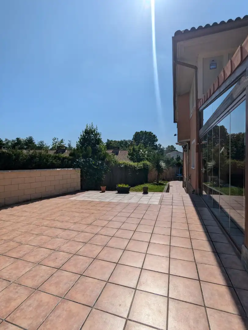 Terrasse von Einfamilien-Reihenhaus zum Verkauf in Amorebieta-Etxano mit Privatgarten, Terrasse und Balkon