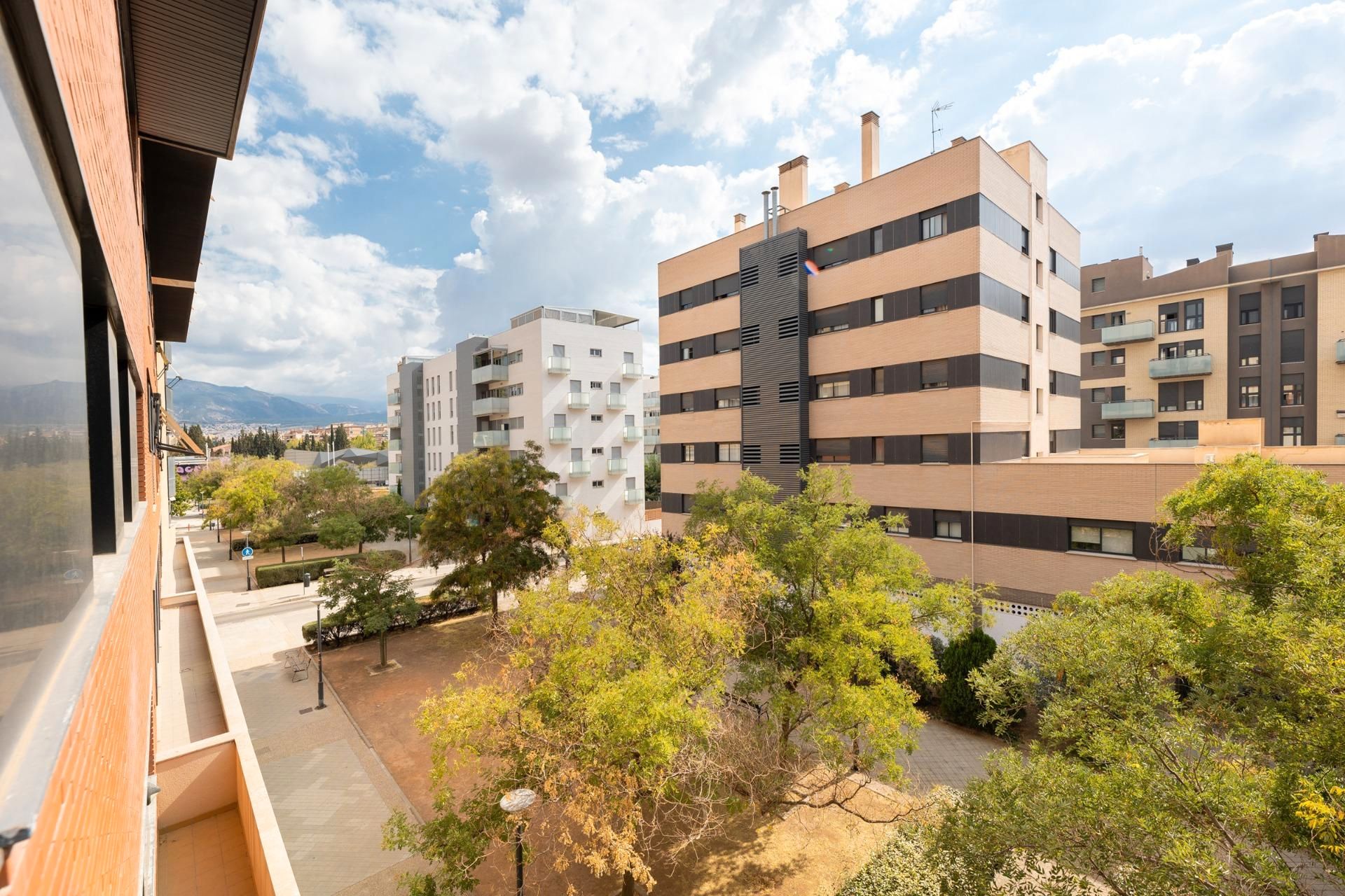 Vista exterior de Piso en venta en  Granada Capital con Aire acondicionado, Calefacción y Piscina comunitaria