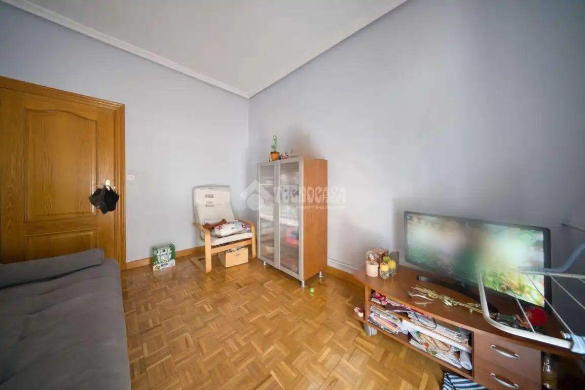 Bedroom of Flat for sale in Valladolid  with Heating, Parquet flooring and Furnished