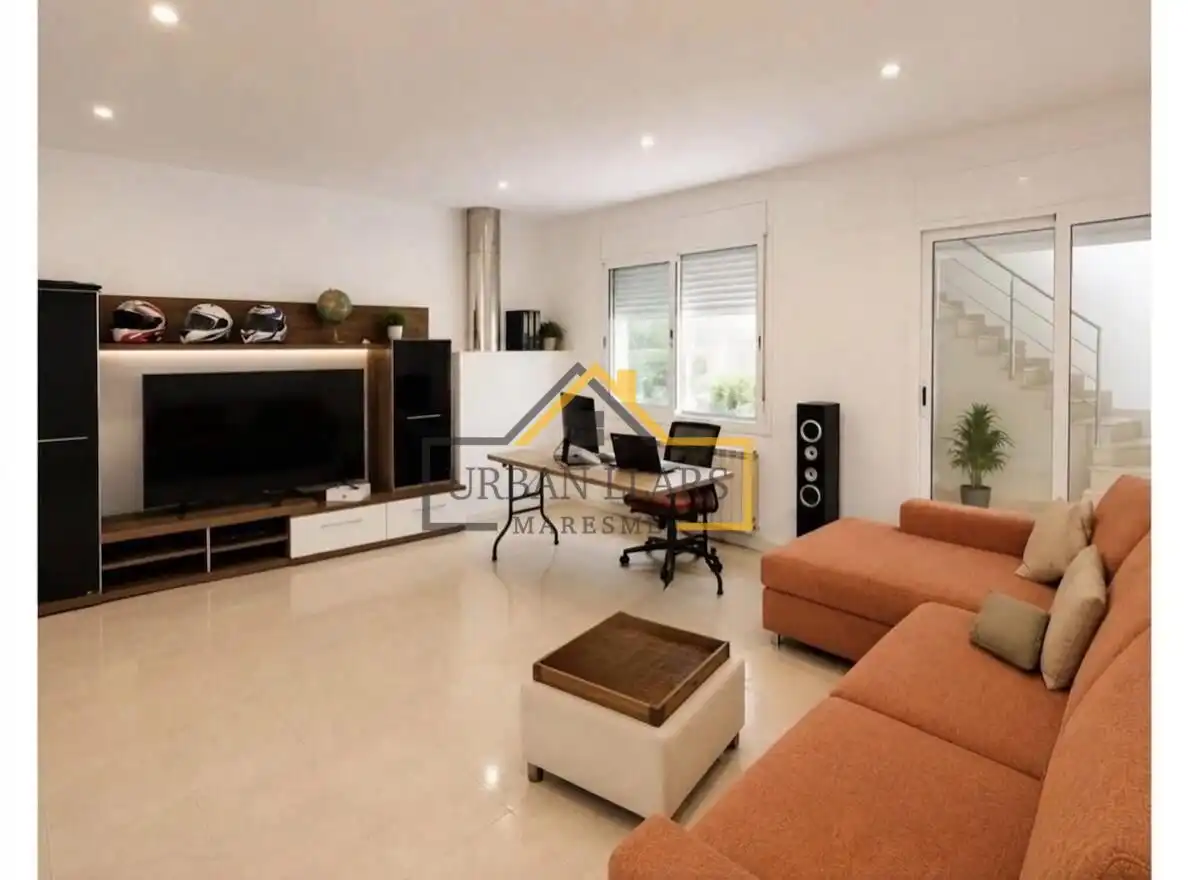 Sala de estar de Casa adosada en venta en La Roca del Vallès con Aire acondicionado, Calefacción y Terraza
