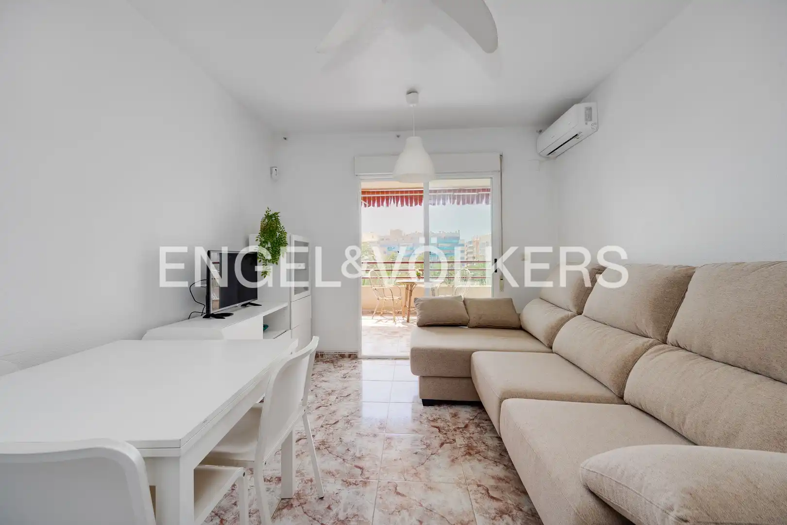 Wohnzimmer von Wohnung zum Verkauf in Torrevieja mit Klimaanlage, Heizung und Terrasse