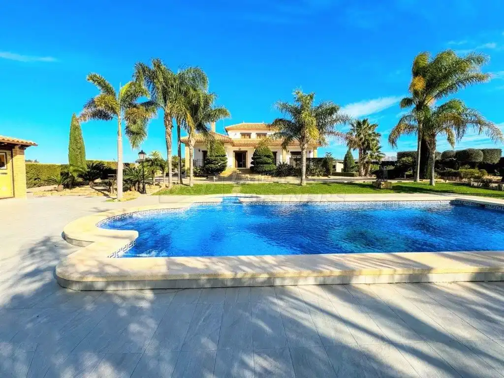 Vista exterior de Casa o xalet en venda en Orihuela amb Aire condicionat, Jardí privat i Traster