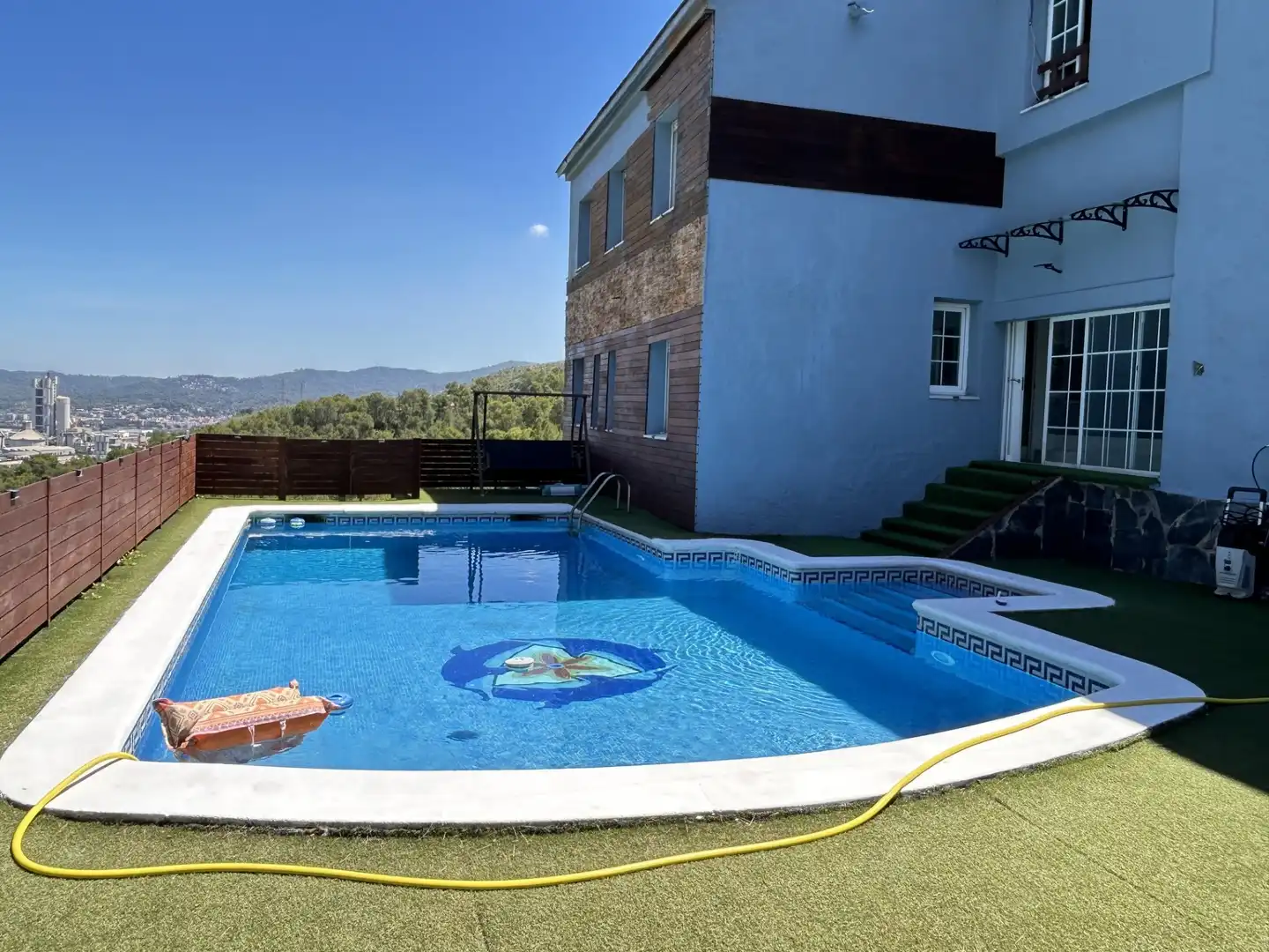 Schwimmbecken von Haus oder Chalet zum Verkauf in Cervelló mit Klimaanlage, Privatgarten und Schwimmbad