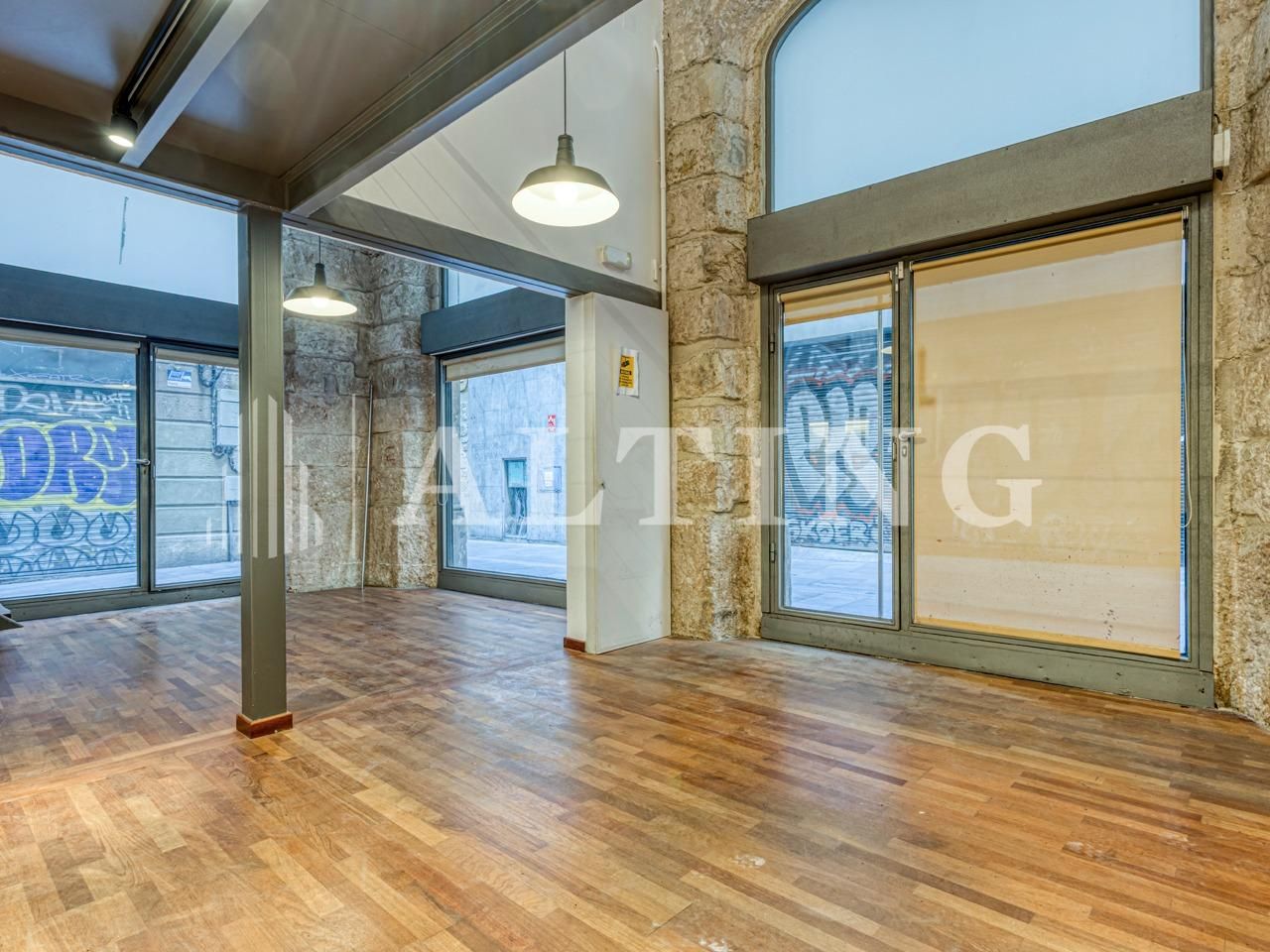 Vista exterior de Local en venda en  Barcelona Capital amb Aire condicionat