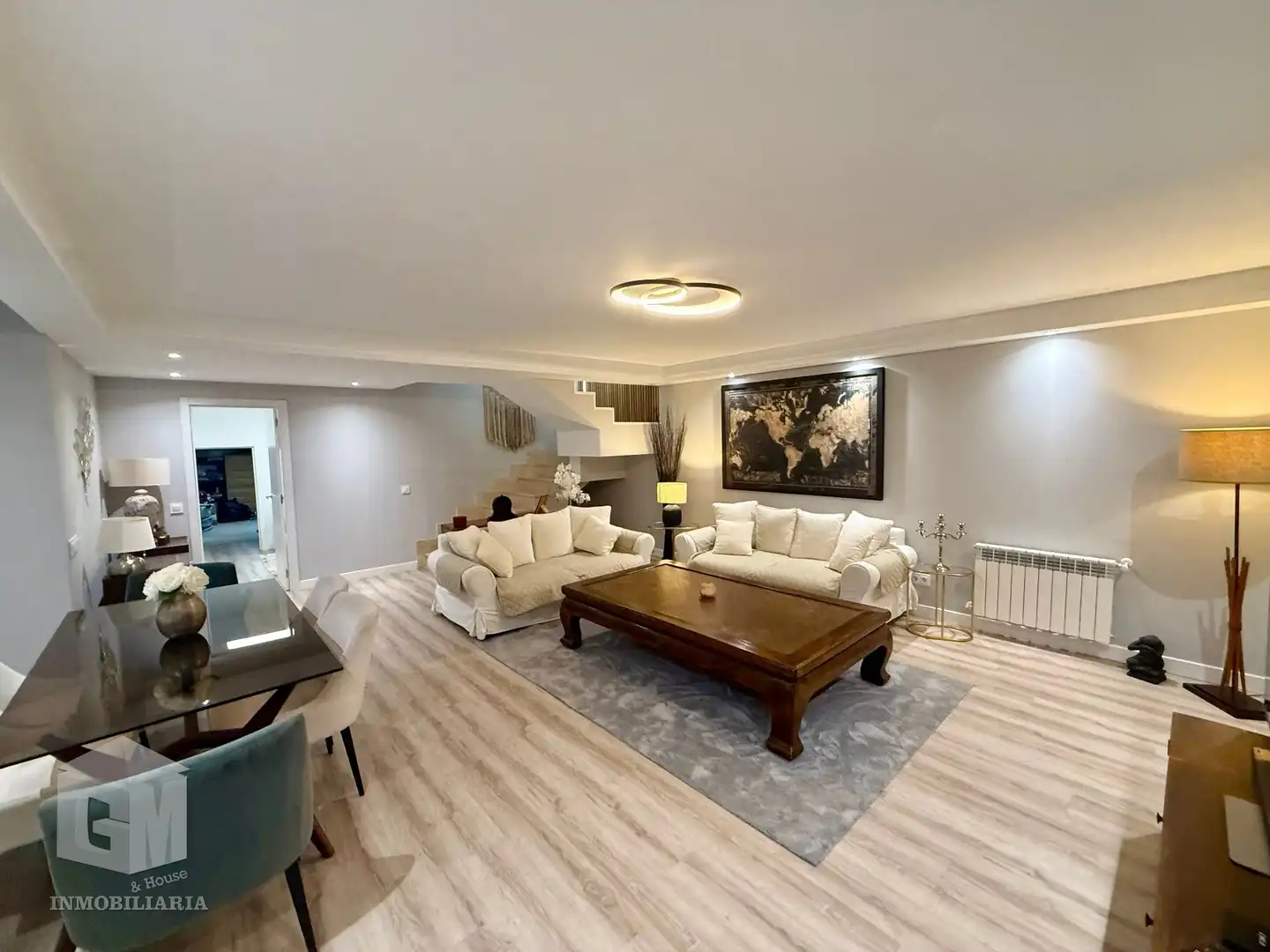 Wohnzimmer von Einfamilien-Reihenhaus zum Verkauf in Arroyomolinos (Madrid) mit Klimaanlage, Heizung und Privatgarten