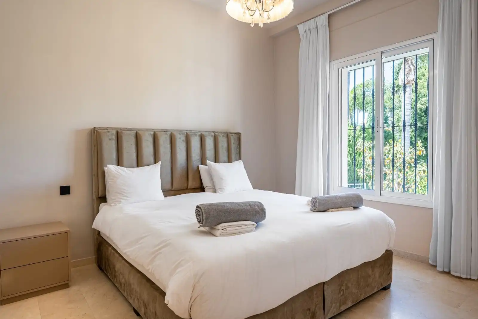 Dormitori de Casa o xalet en venda en Marbella amb Aire condicionat, Jardí privat i Terrassa