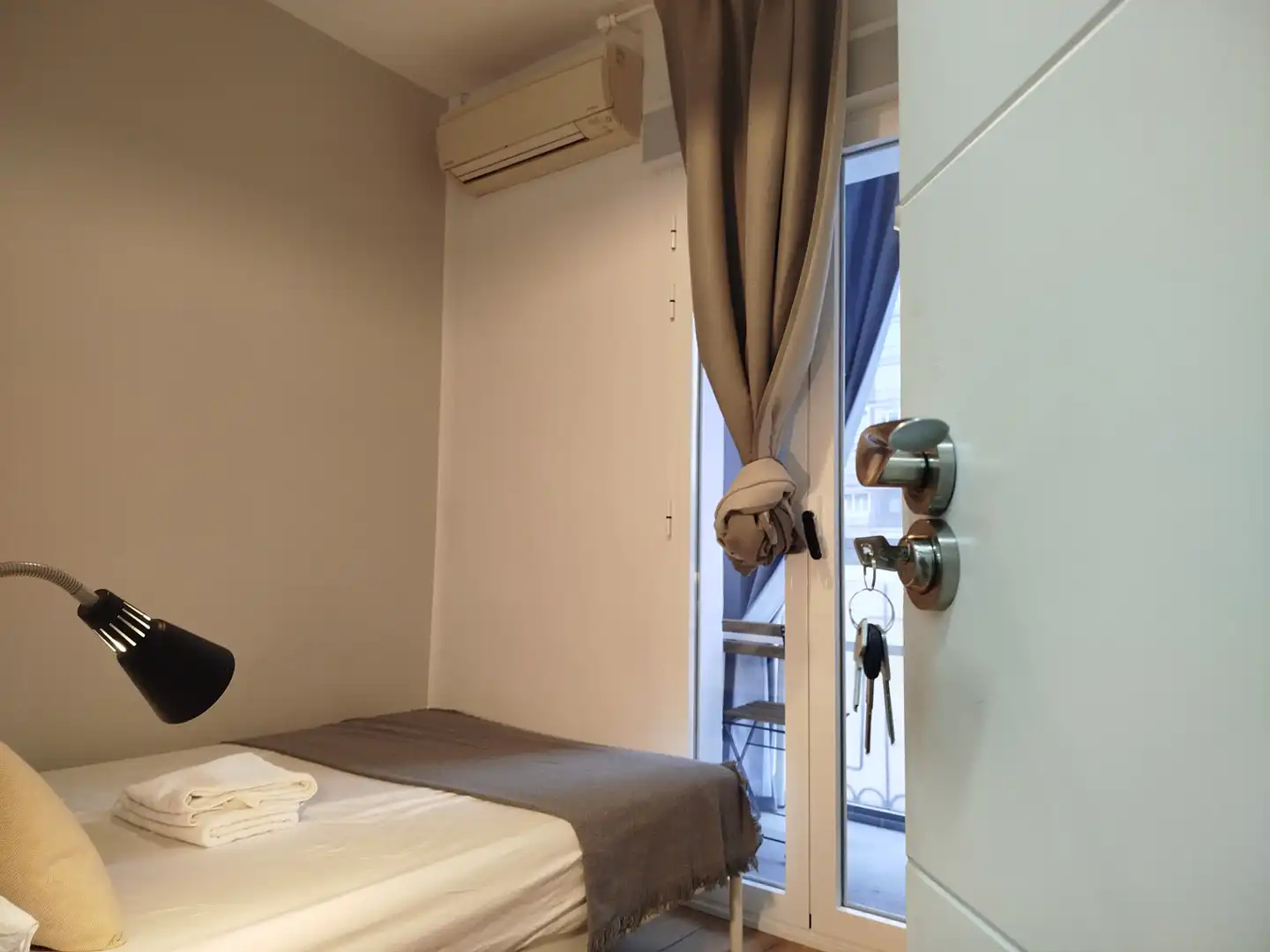 Habitación de Piso para compartir en  Madrid Capital con Aire acondicionado, Calefacción y Amueblado