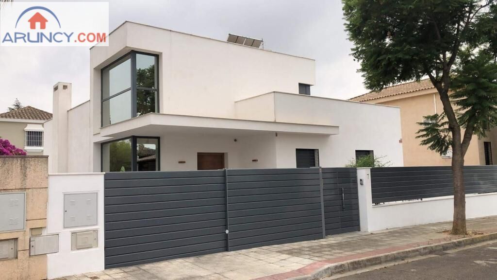 Vista exterior de Casa o xalet en venda en Montequinto amb Aire condicionat, Jardí privat i Piscina