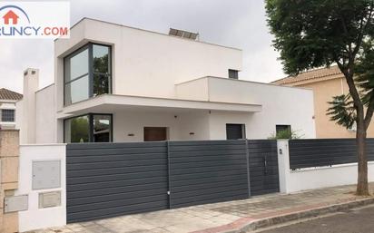 Vista exterior de Casa o xalet en venda en Montequinto amb Aire condicionat, Jardí privat i Piscina