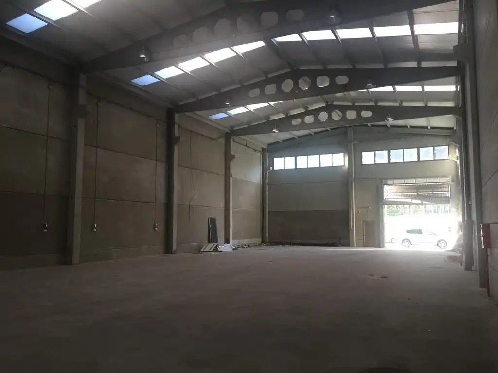 Fabrikhallen zur Miete in Carral