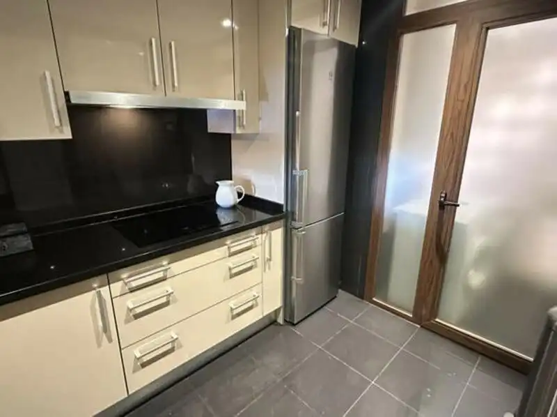 Cocina de Apartamento de alquiler en Estepona con Aire acondicionado, Terraza y Piscina