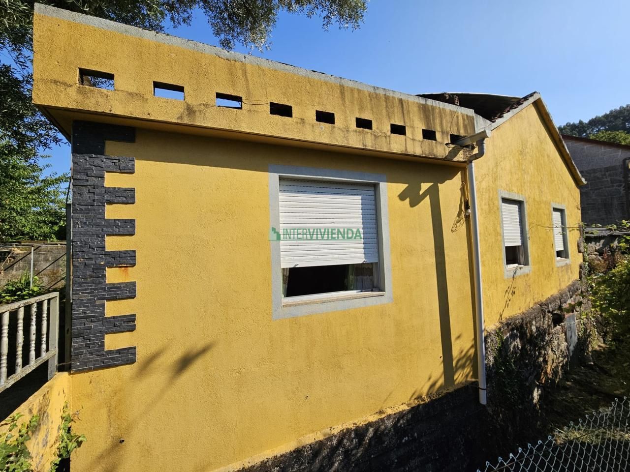 Vista exterior de Casa o xalet en venda en Covelo amb Calefacció, Jardí privat i Terrassa