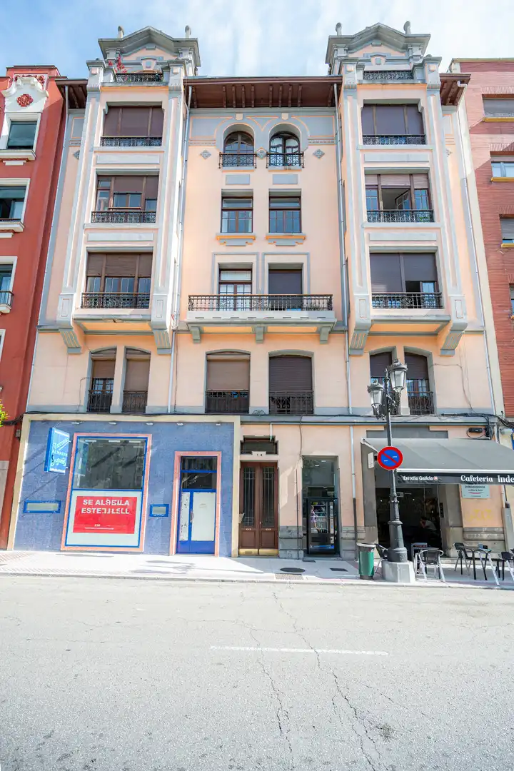 Vista exterior de Pis en venda en Oviedo  amb Calefacció i Balcó