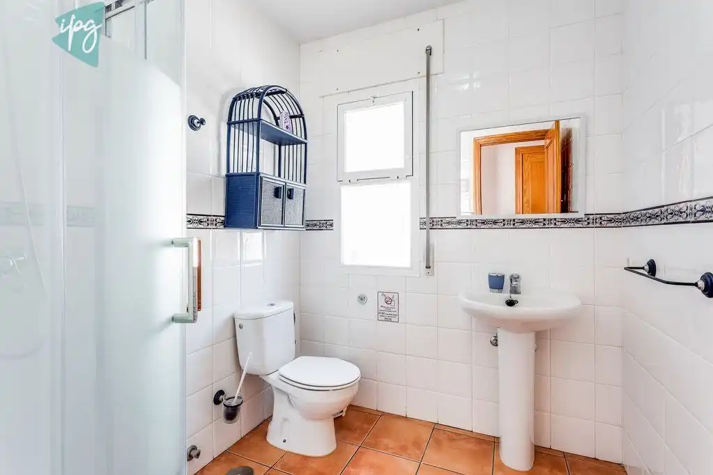 Bany de Casa o xalet en venda en Estepona amb Aire condicionat, Calefacció i Jardí privat