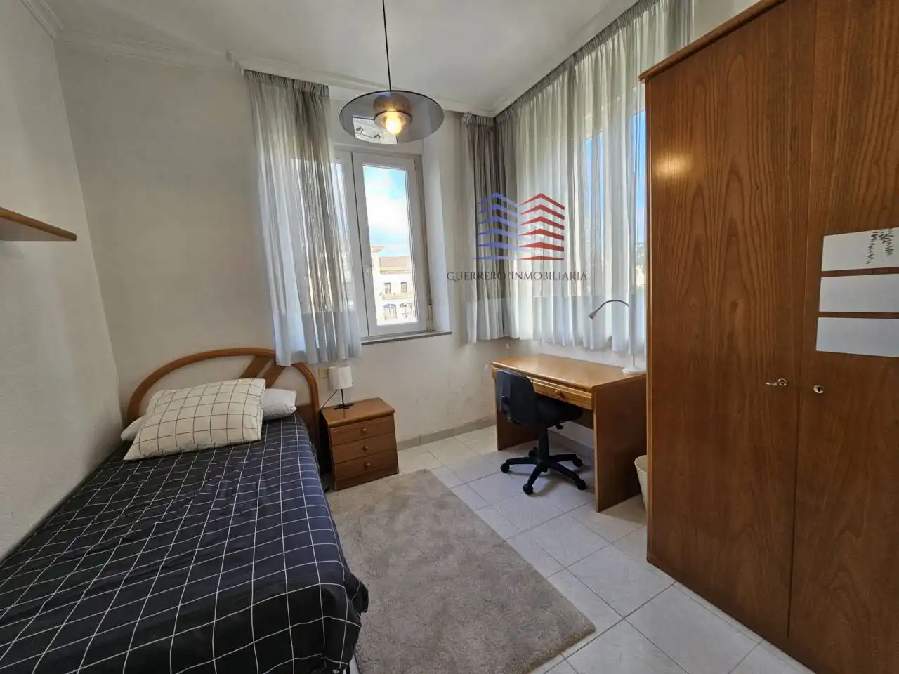 Dormitori de Pis de lloguer en Ourense Capital  amb Calefacció, Moblat i Balcó
